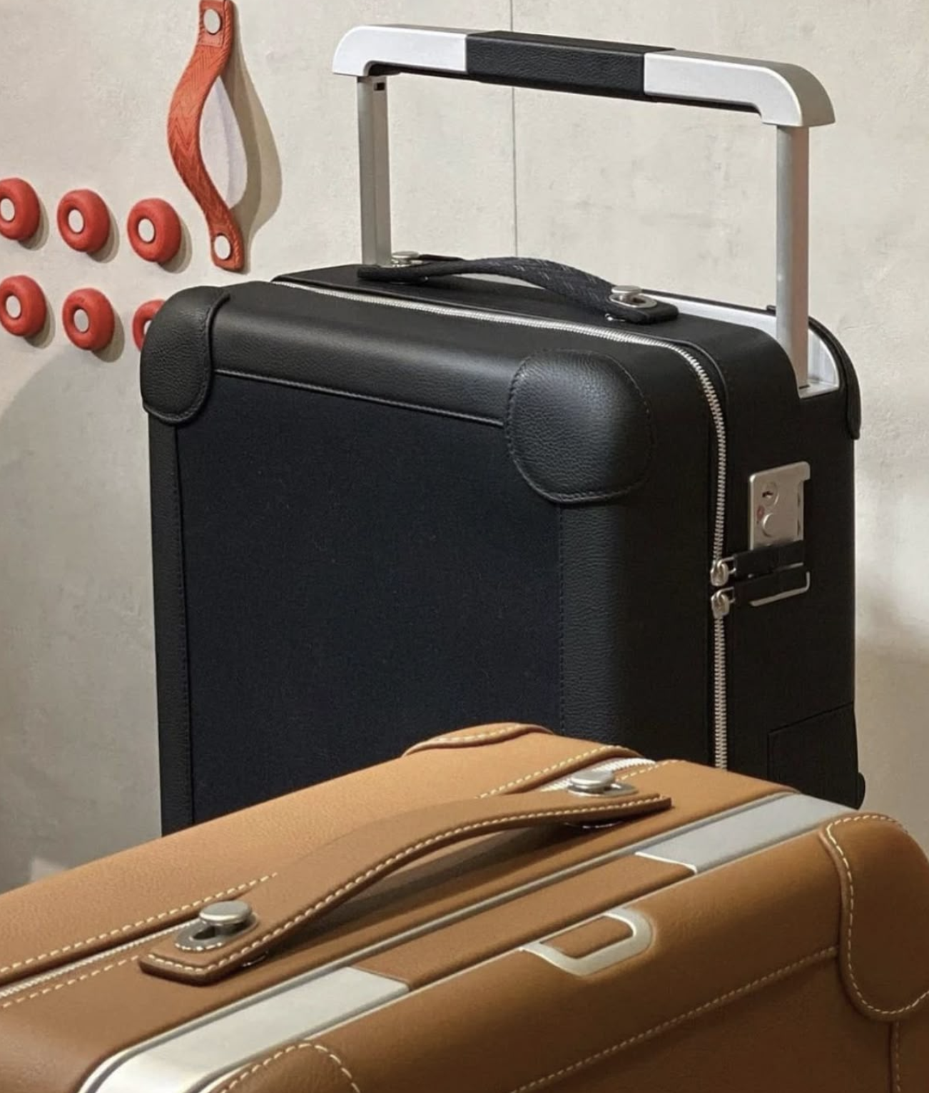 Antibacterial and easy to clean, with scratch resistance and self-healing properties, providing a luxurious texture for high-end travel cases.